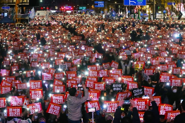 촛불승리전환행동(촛불행동) 등 진보단체 관계자들과 시민들이 19일 오후 서울 중구 태평로 일대에서 열린 '김건희 특검·윤석열 퇴진 촛불대행진'에서 구호를 외치고 있다. 사진=뉴스1