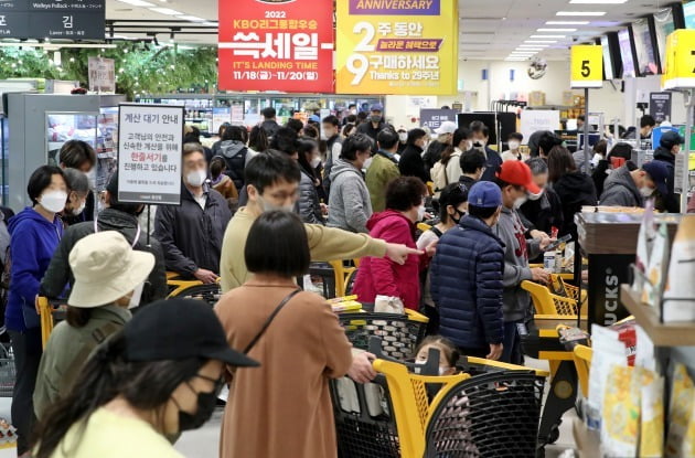 SSG랜더스 KBO리그 통합우승 기념 쓱세일 마지막날인 20일 오전 서울 온라인카지노추천 용산점을 찾은 시민들이 계산대에 줄을 선 모습. 사진=뉴스1