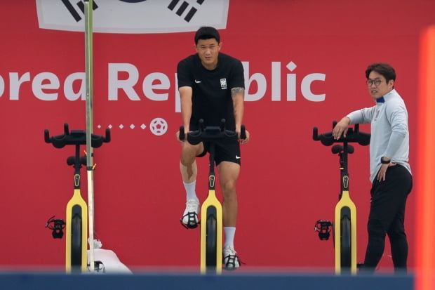 대한민국 축구대표팀 김민재가 27일 오전(현지시간) 카타르 도하 알에글라 트레이닝센터에서 자전거를 타고 있다.  /사진=뉴스1