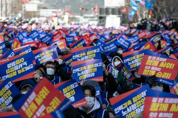 서울교통공사노동조합원들이 30일 오전 서울 중구 서울광장에서 총파업 출정식을 갖고 인력감축 철회, 노사정 합의 이행 등을 촉구하고 있다. 사진=뉴스1