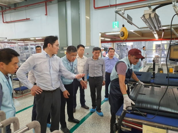 Samsung Electronics Chairman Lee Jae-yong looks at the smartphone and TV assembly process at the Samsung Electronics Manaus, Brazil production line in January 2020/Photo = Samsung Electronics