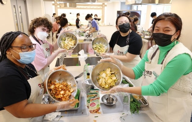 기사 내용과 직접적 관련은 없습니다. 사진은 샘표가 유학생, 다문화가족 등을 대상으로 진행한 원데이 김치 클래스. 사진=한경DB