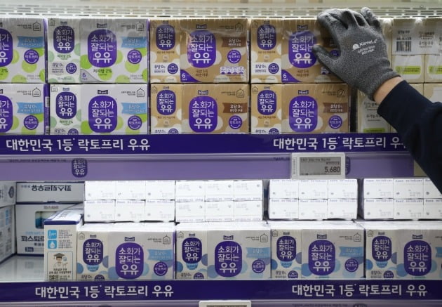 14일 서울 한 대형마트에 멸균우유 제품이 진열돼 있다. /뉴스1