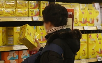 '직장인 필수품' 믹스커피 또 오른다…동서식품, 맥심·카누 9.8% 인상