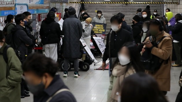 전국장애인차별철폐연대 회원들이 지난달 30일 오전 서울 용산구 4호선 삼각지역 승강장에서 장애인 권리 예산과 이동권 보장 등을 촉구하며 삭발식을 하고 있다. 사진=뉴스1