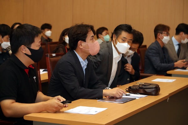 김진태 강원지사(왼쪽 두번째)와 김경호 테슬라코리아 대표(맨 왼쪽)가 지난 7월 강원대 강연장에서 자리를 함께 했다. /사진=강원도 제공