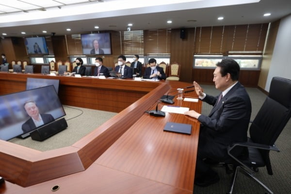 윤석열 대통령이 지난달 23일 서울 용산 대통령실 청사에서 일론 머스크 카지노사이트 최고경영자(CEO)와 화상 면담을 하고 있다. /사진=대통령실 제공