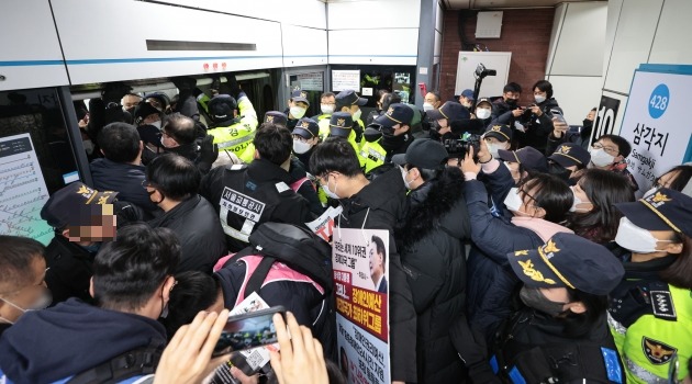 지난 2일 오전 서울 4호선 삼각지역에서 발생한 전장연 시위로 인해 지하철 탑승 도중시민과 경찰이 충돌하고 있다. /사진= 연합뉴스