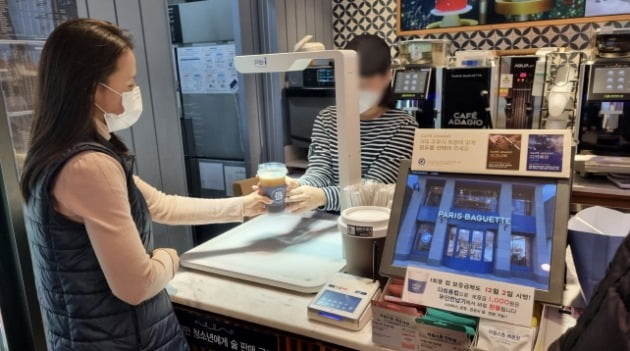 제주국제공항이 국내 14개 공항 가운데 처음으로 다회용 컵 사용을 터미널에 있는 카페에 도입했다. 테이크 아웃 고객은 음료 구입 후 사용한 다회용 컵을 무인 회수기에 반납하고 보증금(1000원)을 돌려받는다. 한국공항공사
