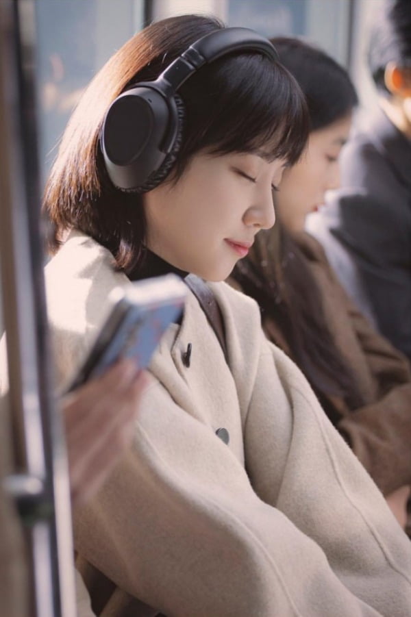 드라마 '이상한 변호사 우영우'에서 우영우가 젠하이저 헤드폰을 쓰고 있는 모습. ENA 캡쳐