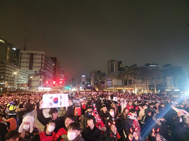 "졌잘싸"…눈 내린 광장서 울려퍼진 "대~한민국!"