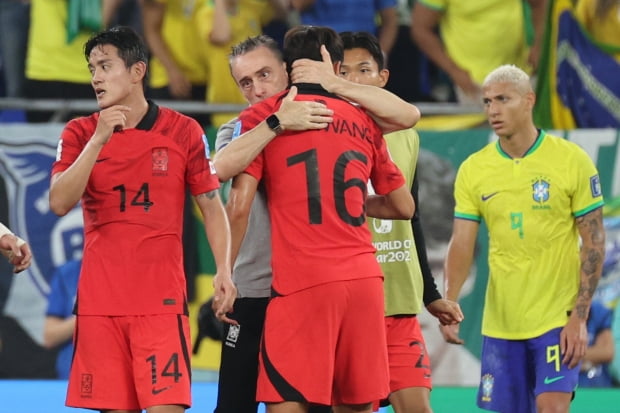 파울루 벤투 대한민국 축구대표팀 감독이 5일 오후(현지시간) 카타르 도하 스타디움974에서 열린 2022 카타르 월드컵 16강 브라질과의 경기에서 1대 4로 패배하며 경기를 마친 선수들을 격려하고 있다. 사진=뉴스1