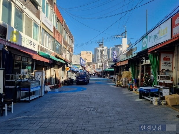 가구점과 쌀가게 등 과거의 모습을 여전히 가지고 있는 신당동 일대 거리. /  사진=이송렬 코인 카지노 사이트닷컴 기자