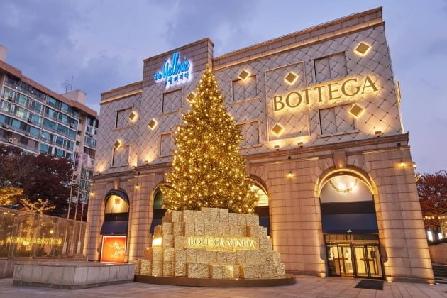 갤러리아백화점 명품관은 이탈리아 럭셔리 패션 브랜드 ‘보테가 베네타’ 와 함께 크리스마스 조형물을 선보였다. 