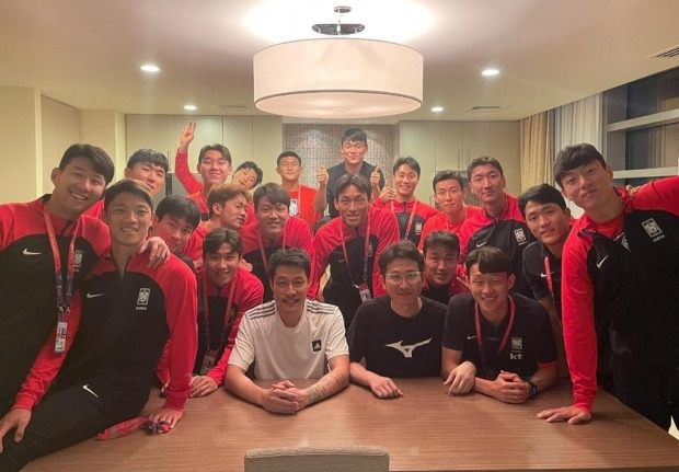 안덕수 트레이너가 축구 대표팀 선수들과 함께 찍은 사진./사진=안덕수 트레이너 소셜 미디어
