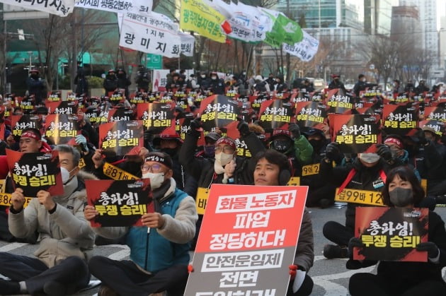 6일 오후 광주 서구 국민의힘 광주시당 앞 도로에서 민주노총 광주본부가 화물연대 총파업 투쟁을 탠 카지노하며 총파업·총력투쟁대회를 하고 있다. 연합뉴스