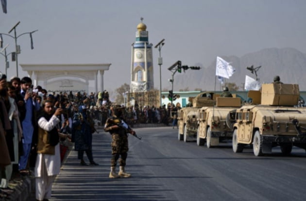 군사 퍼레이드 벌이는 아프간 탈레반. /사진=연합뉴스  