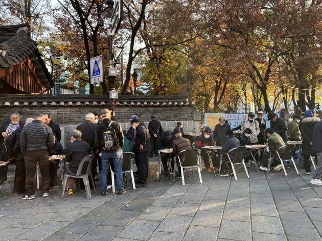 △고령층 유동 인구가 많은 종로3가역 인근의 모습.(아래)낙원악기상가 근처 공터에서 노인들이 모여 장기를 두고 있다.