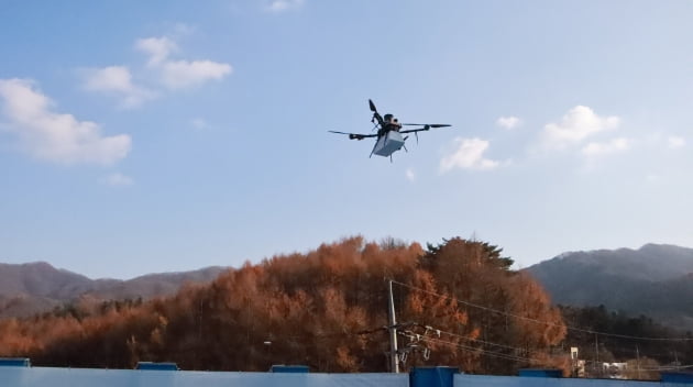 파블로항공 드론배송 기체가 교촌치킨을 배달하고 있다. /파블로항공 제공