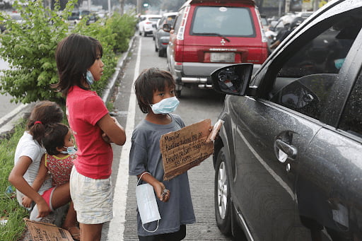 필리핀 도로에서 돈을 구걸하는 어린이 / Philippine News Agency