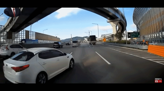 접촉사고 후 상대 운전자에게 낫으로 위협 받은 운전자 / 영상=유튜브 '한문철TV'