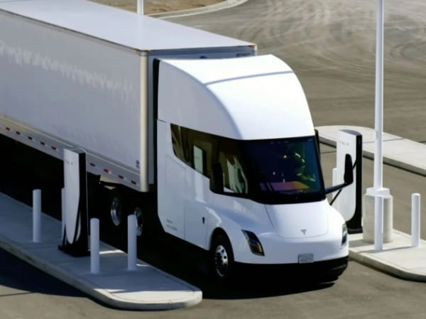 테슬라가 공개한 초고속 충전 시스템 ‘메가와트’. 테슬라는 이 충전기로 세미 트럭 배터리를 30분 내 최대 70%까지 충전할 수 있다고 설명했다. /사진=테슬라
