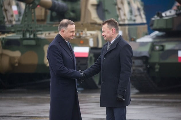 안제이 두다 폴란드 대통령(왼쪽)과 마리우시 브와슈차크 국방장관이 지난 6일 폴란드 그디니아에서 열린 한국산 무기 입고식에서 만나 악수를 하고 있다. 폴란드 국방부 