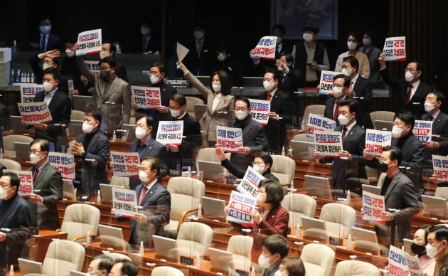 국민의힘 의원들이 11일 서울 여의도 국회에서 열린 본회의에서 더불어민주당 발의의 이상민 행정안전부 장관 온라인카지노 강행처리를 규탄하는 피켓을 들고 항의하고 있다. /사진=뉴스1