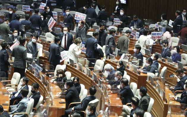 국민의힘 의원들이 11일 오전 서울 여의도 국회에서 열린 본회의에서 이상민 행정안전부 장관 해임 건의안 표결에 항의하며 퇴장하고 있다. 사진=연합뉴스 