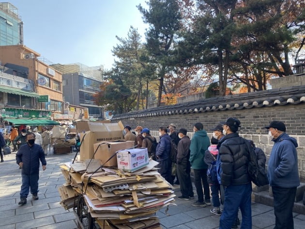 △노인들이 탑골공원 원각사 무료 급식소를 이용하기 위해 줄을 서고 있다