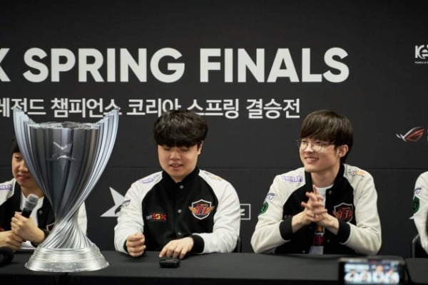 2019년 SKT T1에서 함께 활동한 페이커(이상혁, 오른쪽)와 클리드(김태민, 왼쪽)