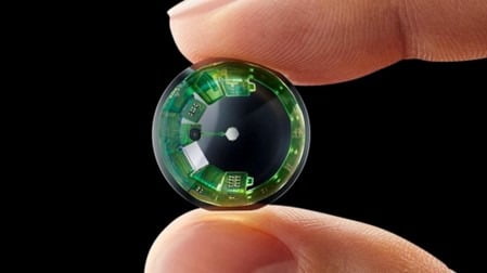 2022년 6월 공개된 마이크로 칩과 LED 화면이 달린 ‘모조(Mojo) 비전’ 스마트 렌즈