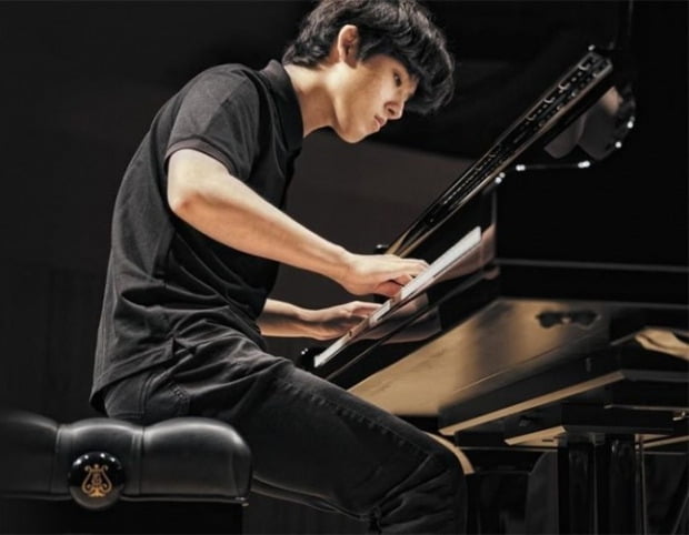 피아니스트 임윤찬이 지난 8월 10일 서울 롯데콘서트홀에서 공연 리허설을 하는 모습.  /목프로덕션 제공
