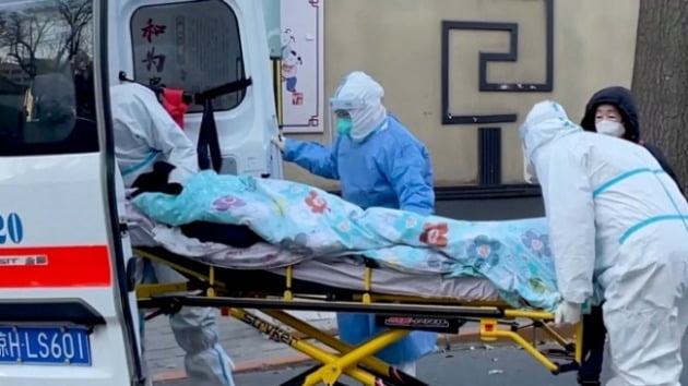 중국 베이징 차오양 병원에서 의료진이 한 환자를 발열진료소로 옮기고 있다. 사진=연합뉴스