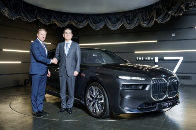 올리버 집세(왼쪽) BMW그룹 회장과 이재용 삼성전자 회장이 BMW 뉴 i7 전달식에서 악수를 하고 있다. 사진=BMW코리아 제공