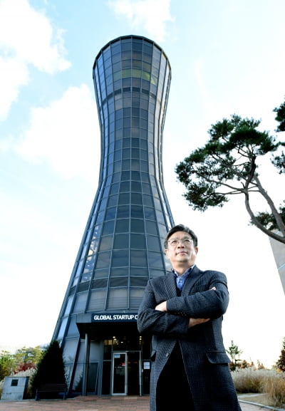 채진석 인천대학교 창업지원단장, “인천대 '큐링이노스' 2023 CES 혁신상 수상, 초기창업패키지 졸업 이후에도 꾸준히 지원”