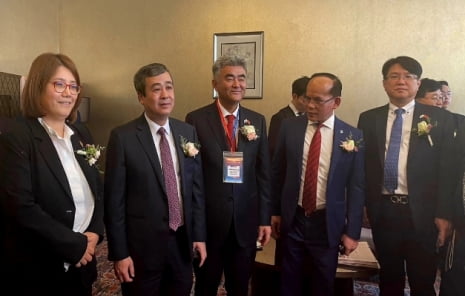 피씨엘 김소연 대표(왼쪽 첫 번째)가 응오 동 하이 베트남 타이빈성 서기장 (왼쪽 두번째) 등과 함께 한국-베트남 수교 30주년 기념 경제협력포럼에 참석했다.
