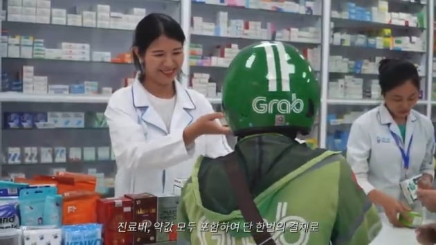 비대면 진료 플랫폼 룰루메딕을 이용해 베트남 현지 약국에서 제조된 약을 배달기사에게 전달하는 모습 / 출처: 룰루메딕 유튜브채널