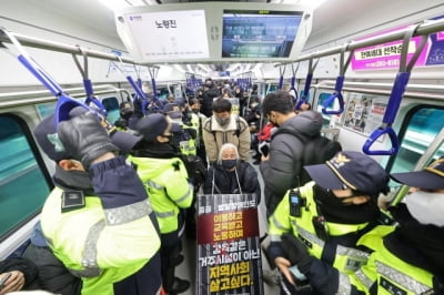 전장연, 지하철 시위 잠정 중단…오세훈 '휴전 제안' 수용