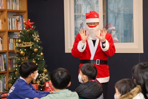 산타로 변신한 최원목 신보 이사장…아동 복지시설에 선물 전달