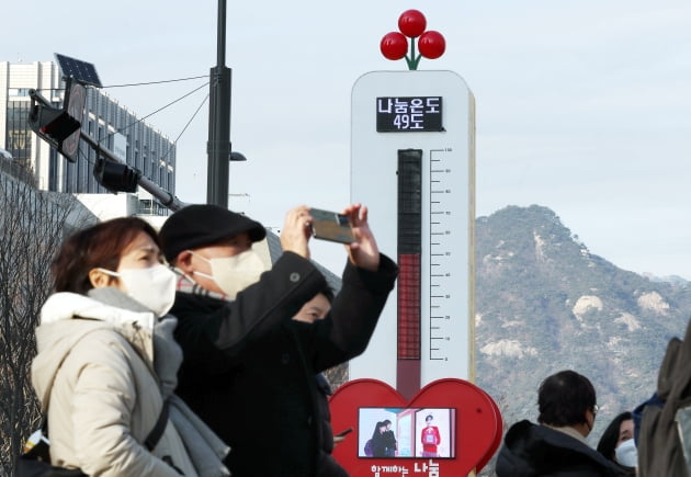 서울 광화문광장에 설치된 사랑의 온도탑이 21일 49도를 가리키고 있다. 사회복지공동모급회의 올해 목표 모금액은 4040억원이다. 1%에 해당하는 40억4000만원이 모금될 때마다 온도탑은 1도씩 오른다. 허문찬 기자