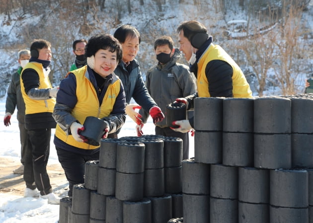 [포토] 강신숙 수협은행장, 충남 태안 저소득 가구에 연탄 기증