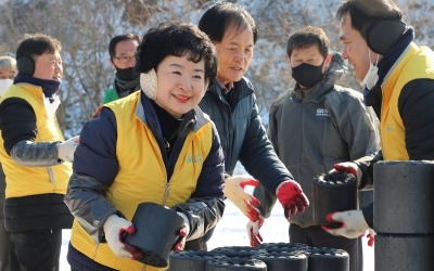  강신숙 수협은행장, 충남 태안 저소득 가구에 연탄 기증