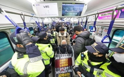 법원 "서울시는 승강기 설치, 전장연은 시위 중단" 제안
