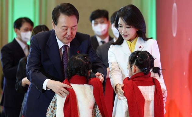 윤석열 대통령과 부인 김건희 여사가 23일 청와대 영빈관에서 보호아동, 자립준비청년과 함께하는 크리스마스행사에서 참석했다. / 사진=대통령실 제공