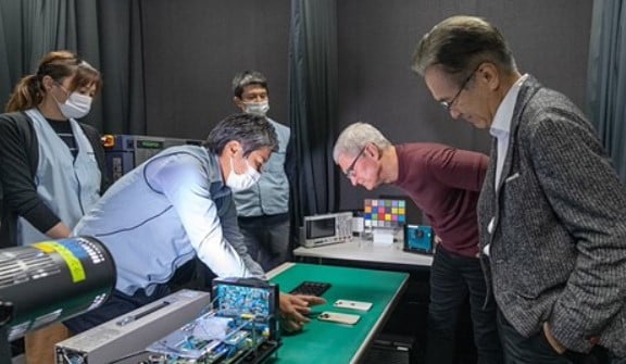 O CEO da Apple, Tim Cook, visitou o laboratório de pesquisa da Sony no Japão no meio deste mês.  Tim CookTwitter
