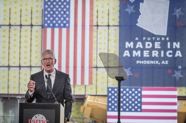 O CEO da Apple, Tim Cook, fala na cerimônia de apresentação do equipamento na fábrica da TSMC no Arizona.  Yonhap News