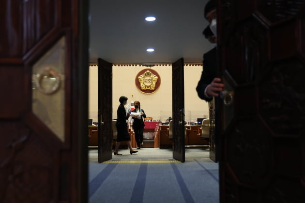 No plenário da Assembleia Nacional, na manhã do dia 24, foi aprovada a proposta de lei do orçamento para 2023. A porta do salão principal está a fechar.  Yonhap News