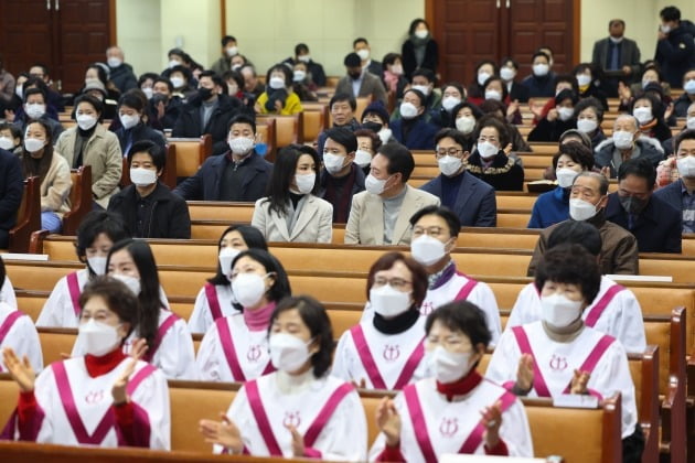 윤석열 대통령이 25일 서울 성북구 영암교회에서 열린 성탄절 축하 예배에 참석하고 있다. 사진=대통령실