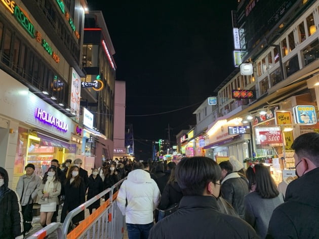 크리스마스 이브인 24일 오후 10시 거리로 나온 시민들로 북적이고 있다. 장강호 기자